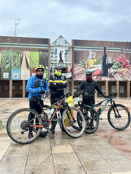 José Miguel Colina, Gerardo Adán y Rubén Lumbreras han hecho la Javierada desde Andosilla en bici de montaña por caminos embarrados, a pesar de la lluvia y el frio, para rendir homenaje al patrón de Navarra