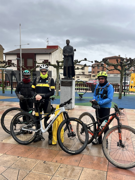José Miguel Colina, Gerardo Adán y Rubén Lumbreras han hecho la Javierada desde Andosilla en bici de montaña por caminos embarrados, a pesar de la lluvia y el frio, para rendir homenaje al patrón de Navarra