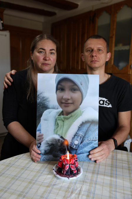 Tetiana y Mykola con su hija Oleksandra, una imagen de la niña de 2024.