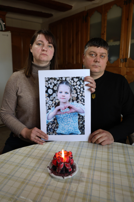 Svitlana y Dmytro muestran la fotografía de su hija Yasmina.