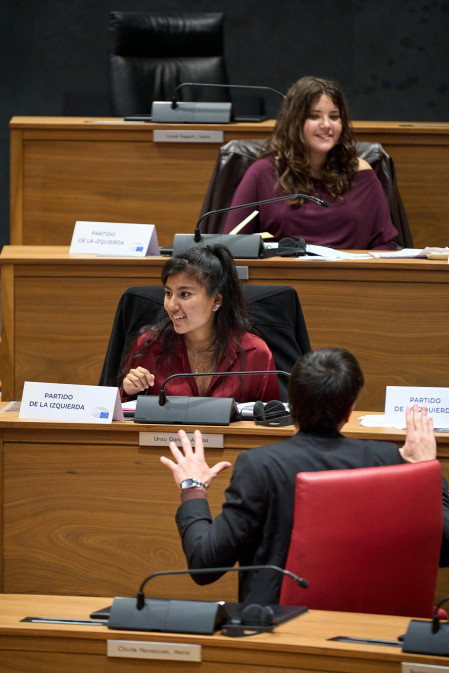 Los estudiantes, en el Parlamento de Navarra.