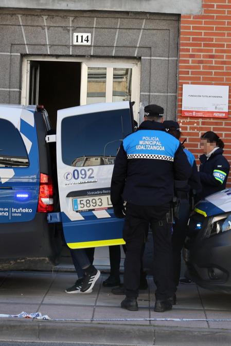 Fotos de la operación de la Policía Municipal de Pamplona en un narcopiso contra el menudeo de drogas en la Rochapea