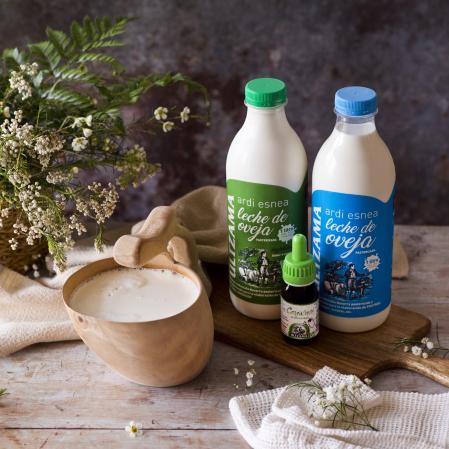 Postres Ultzama comercializa los ingredientes necesarios para elaborar cuajada en casa: leche y cuajo