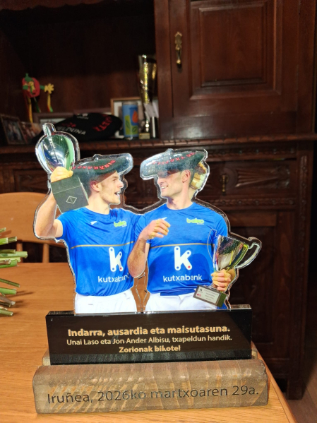 El trofeo conmemorativo que se le entregó a los nuevos campeones.