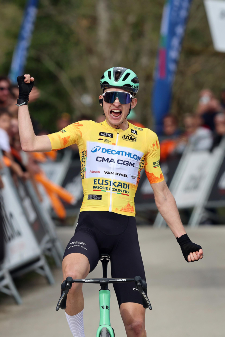 Fotos de la meta en Cuevas de Mendukilo en la segunda etapa de la Itzulia 2026 por tierras navarras