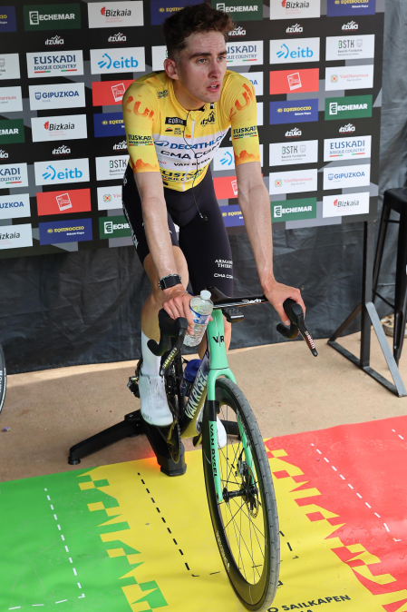 Fotos de la meta en Cuevas de Mendukilo en la segunda etapa de la Itzulia 2026 por tierras navarras