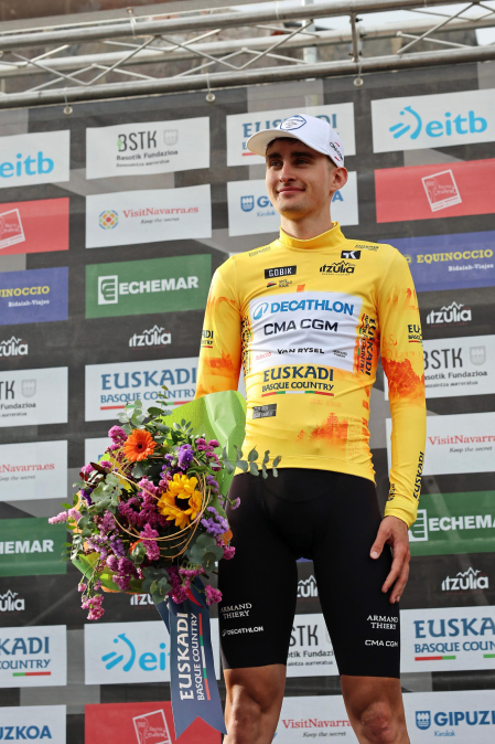 Fotos de la meta en Cuevas de Mendukilo en la segunda etapa de la Itzulia 2026 por tierras navarras