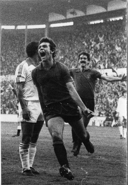 Lumbreras, celebrando un gol en El Sadar. Detrás, Iriguíbel