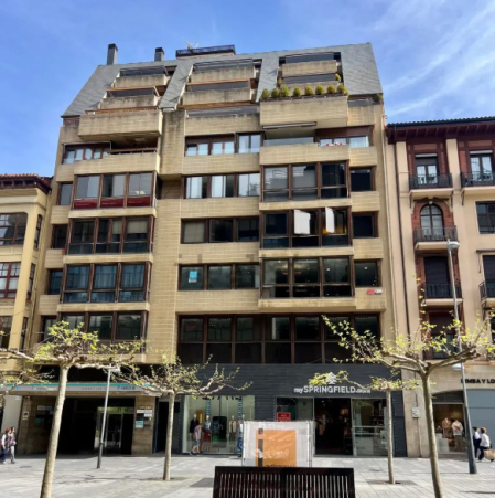 Edificio que ocupa los números 13 y 15 de la avenida