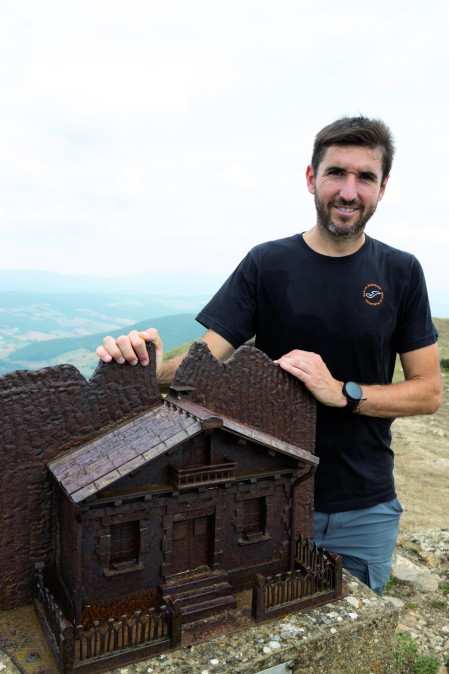 El buzón que corona la Trinidad de Erga representa la sociedad Iratxo de Irurtzun