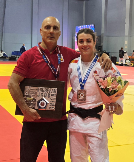 Ariane Toro Ferrer, junto a su padre y técnico José Toro, tras colgarse la medalla de bronce en el Europeo de Tiflis