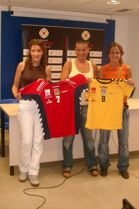 Jéssica Alonso, Yolanda Sanrromán y Silvia Navarro, el 27 de julio de 2006 durante su presentación como nuevas jugadoras del Itxako