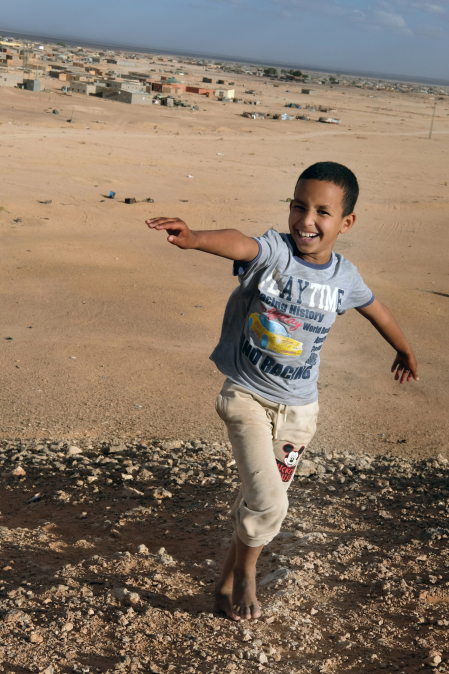 Mohamed y al fondo el barrio en el que sobrevive.