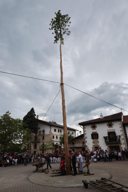 Alzamiento del 'Mayo' en Iturmendi.