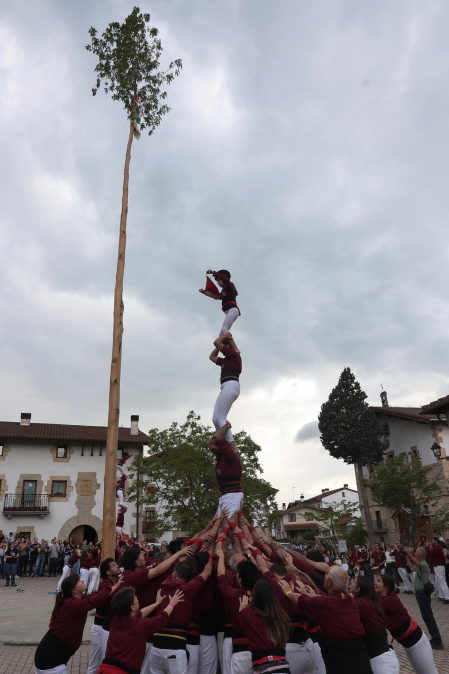 Alzamiento del 'Mayo' en Iturmendi.
