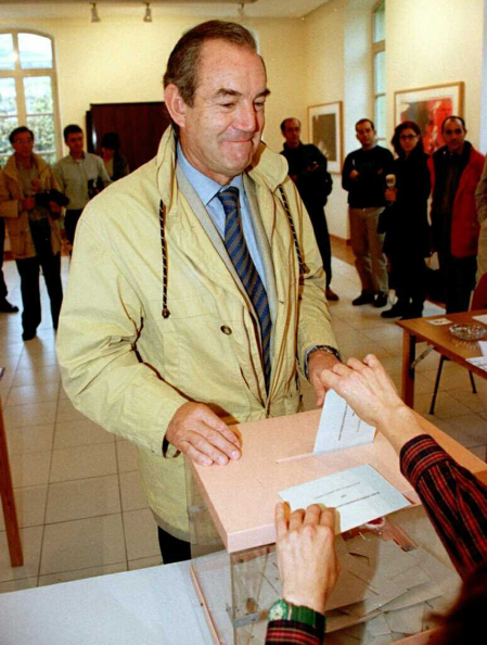 El presidente de Eusko Alkartasuna y candidato a Lehendaraki, Carlos Garaikoetxea, emite su voto para el Parlamento Vasco en Zarautz (1998)