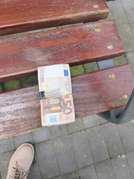 El fajo de billetes perdido y entregado a la Policía