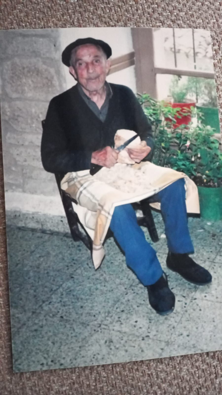 La imagen que demuestra que siempre fue un negocio familiar. El bisabuelo de Markos e Iñigo Ibáñez (que son la tercera generación en encargarse del Mesón), cortando pan para migas