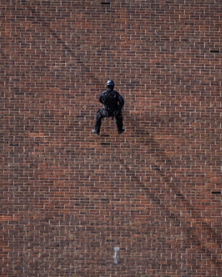 Agentes de la Policía Nacional dieron una exhibición de rápel y policial en los edificios de Ciencias de la Universidad de Navarra con motivo del Día del Niño y la Niña Hospitalizados
