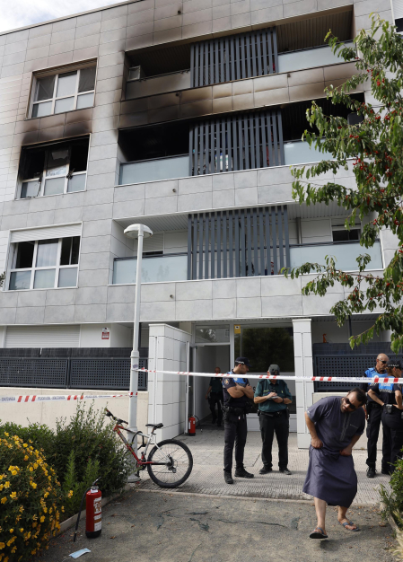 Los vecinos de un bloque de la avenida Belascoain, en la urbanización de Ardoi, en Zizur Mayor, tuvieron que ser desalojados por un incendio ocurrido este lunes, 1 de junio