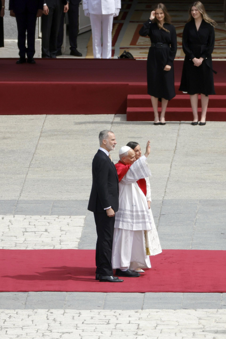 MADRID, 06/06/2026.- Los reyes Felipe y Letizia reciben al papa León VIX a su llegada al Palacio Real, donde tiene lugar la ceremonia de bienvenida al Sumo Pontífice que inicia este sábado en la capital un viaje de seis días a España. EFE/Zipi Aragón