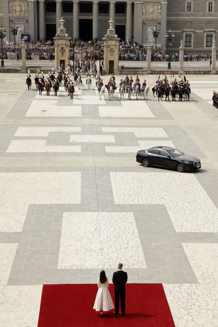 MADRID, 06/06/2026.- Los reyes Felipe VI y Letizia esperan en la Plaza de la Armería del Palacio Real la llegada del papa León XIV que inicia este sábado un viaje de seis días a España. EFE/Ballesteros