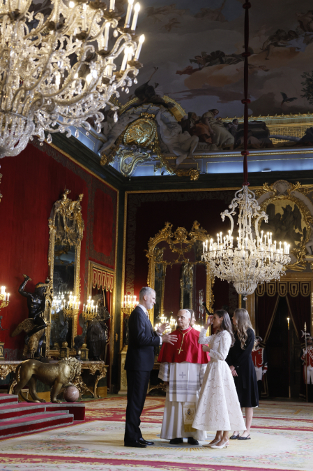 MADRID, 06/06/2026.- El papa León XIV conversa con los reyes Felipe VI y Letizia, junto a la princesa Leonor y la infanta Sofía en la  Sala Gasparini del Palacio Real. EFE/Ballesteros POOL