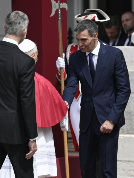 Madrid (Spain), 06/06/2026.- Spain' Prime Minister Pedro Sanchez (R) welcomes Pope Leo XIV at the Royal Palace in Madrid, Spain, 06 June 2026. Pope Leo XIV is undertaking an official six-day visit to Spain from 06 to 12 June 2026 covering Madrid, Barcelona, and the Canary Islands. (Papa, España) EFE/EPA/CIRO FUSCO