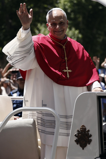 MADRID, 06/06/2026.- El papa León XIV saluda a los fieles en su recorrido por el centro de Madrid en el papamóvil, en el primer trayecto que el Sumo Pontífice realiza con este vehículo por la capital, para dirigirse a la Plaza de Colón, este sábado, primer día de los seis que componen su visita oficial a España.