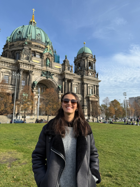 La joven pamplonesa posa delante de la Catedral de Berlín