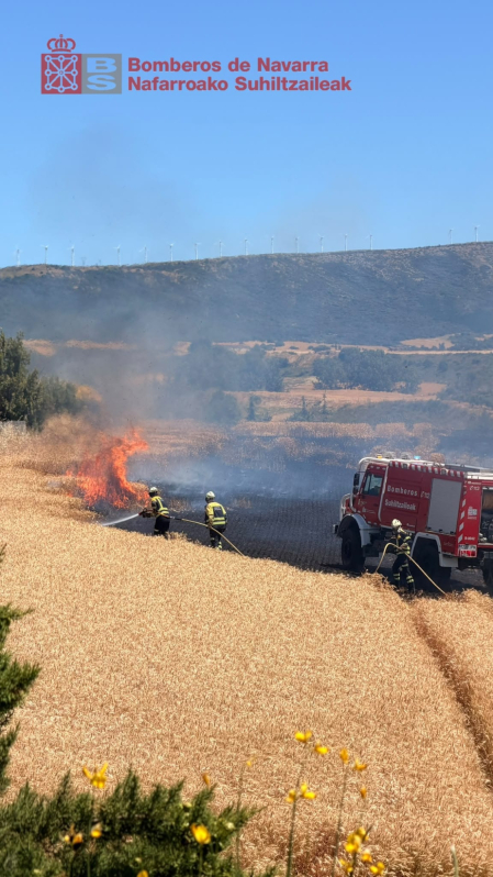 Foto del incendio de un campo de cereal en Obanos.