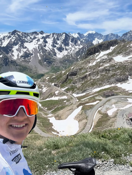La ciclista pamplonesa, en plenos Alpes.
