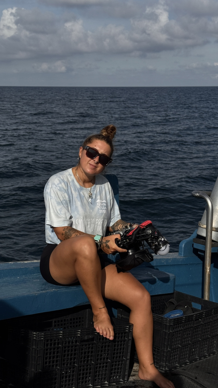 Cayetana Muguerza sostiene una cámara de fotografía submarina.