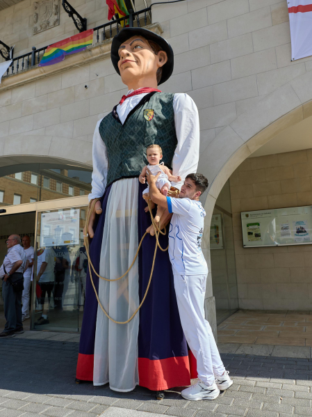 Imposición de pañuelicos, lanzamiento del cohete y celebración del primer día de las fiestas de Orkoien
