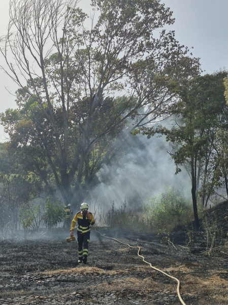 Fotos del incendio que se ha producido en Mañeru y ha cortado la A-12