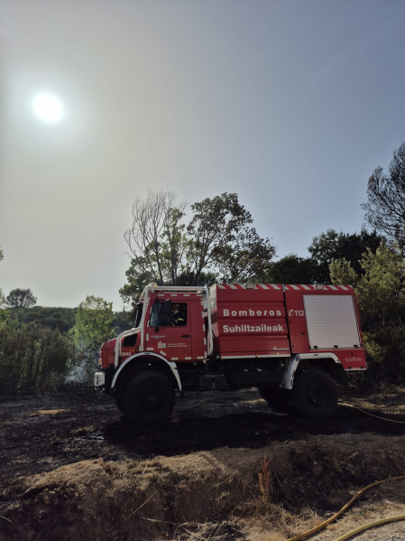 Fotos del incendio que se ha producido en Mañeru y ha cortado la A-12