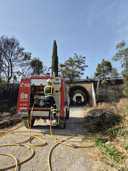 Fotos del incendio que se ha producido en Mañeru y ha cortado la A-12