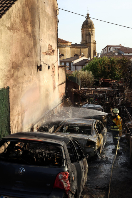 Fotos del incendio que se ha producido en Mañeru y ha cortado la A-12