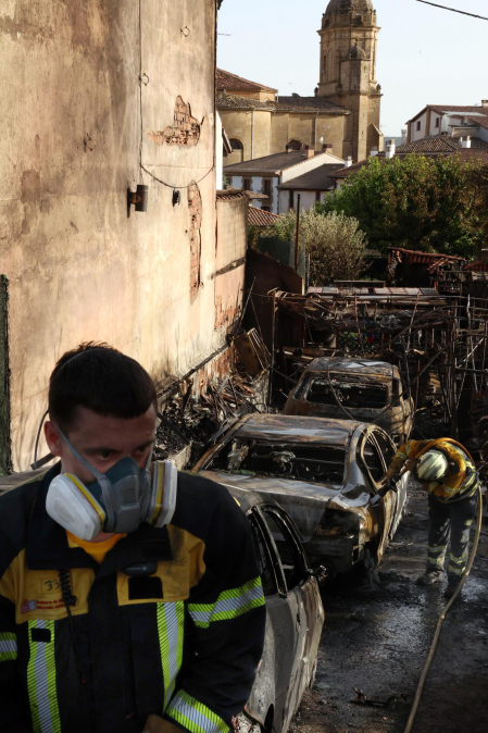 Fotos del incendio que se ha producido en Mañeru y ha cortado la A-12