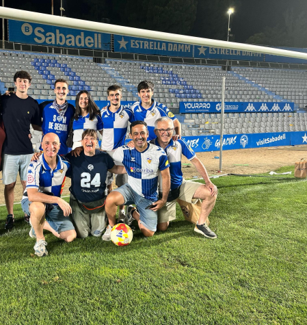 Eneko Aguilar (arriba, 2º, izda) estuvo acompañado en el partido el viernes por sus familiares, arriba (de izda. a dcha.), Javier Flores (hermano de su pareja), Noelia Flores (su pareja), Alai Aguilar (su hermano pequeño) y Egoi Aguilar (su primo) y, abajo (de izda. a dcha.), Roberto Flores (padre de su pareja), Raquel Elizalde (su madre), Eugenio Aguilar (su padre) y Luis Aguilar (su tío)