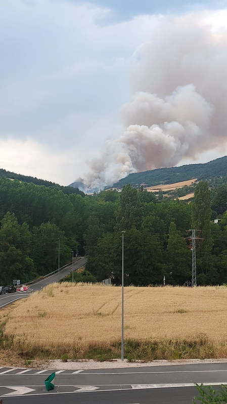 Foto del incendio al norte del monte San Cristóbal.