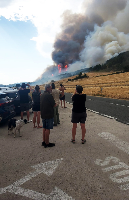 Foto del incendio al norte del monte San Cristóbal.