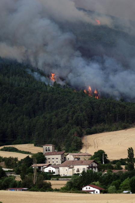 Fotos del incendio en Ezcabarte al norte del monte San Cristóbal