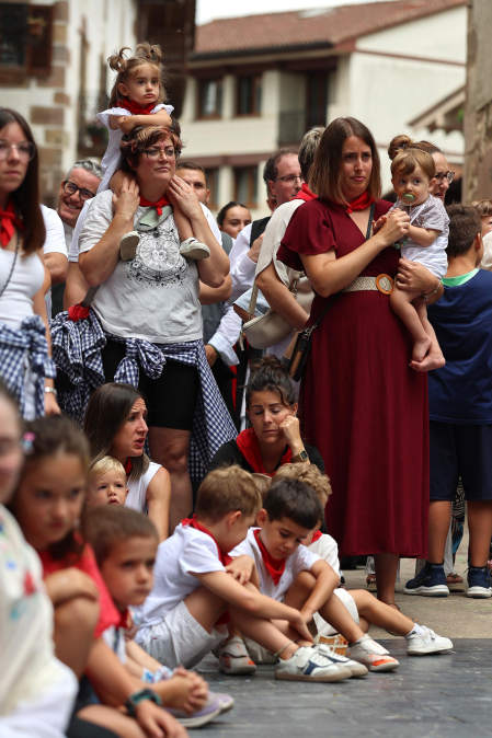 Trapatan y baile de la bandera en el día de San Pedro en las fiestas 2026 de Santesteban