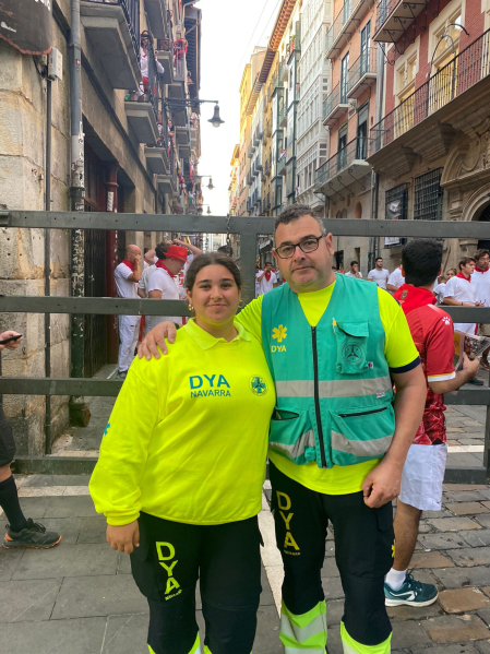 Leyre Jiménez Corona y su padre Peio Jiménez Díaz en el primer servicio que hicieron juntos como voluntarios de DYA Navarra, el encierro del día 8 de julio de 2022.