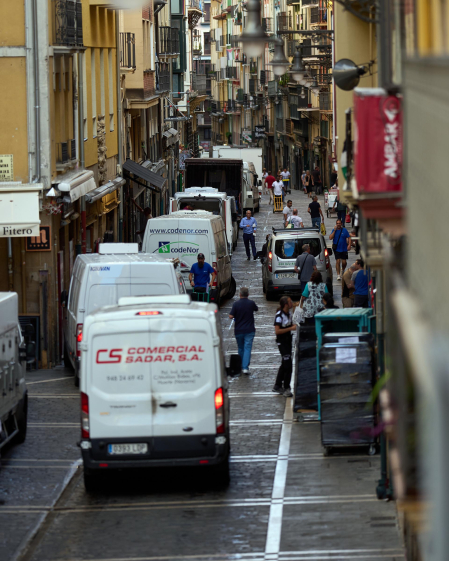 Repartidores en el Casco Viejo tres días antes del inicio de los Sanfermines