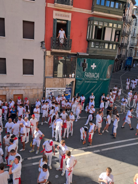 Plaza Consistorial a hora y media de lanzarse el Chupinazo de los Sanfermines 2026.
