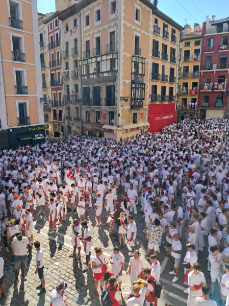 Plaza Consistorial a hora y media de lanzarse el Chupinazo de los Sanfermines 2026.