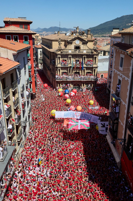 Chupinazo en la plaza del Ayuntamiento