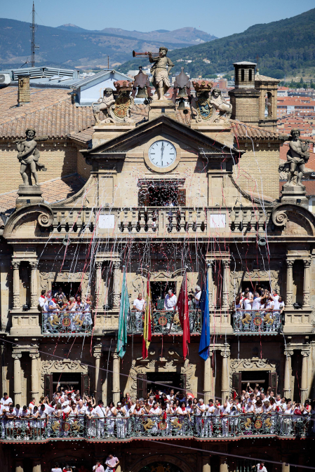Chupinazo en la plaza del Ayuntamiento